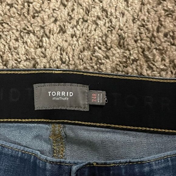 Torrid “Feel the Fit” Blue Jeans Size 24R - Picture 2 of 9